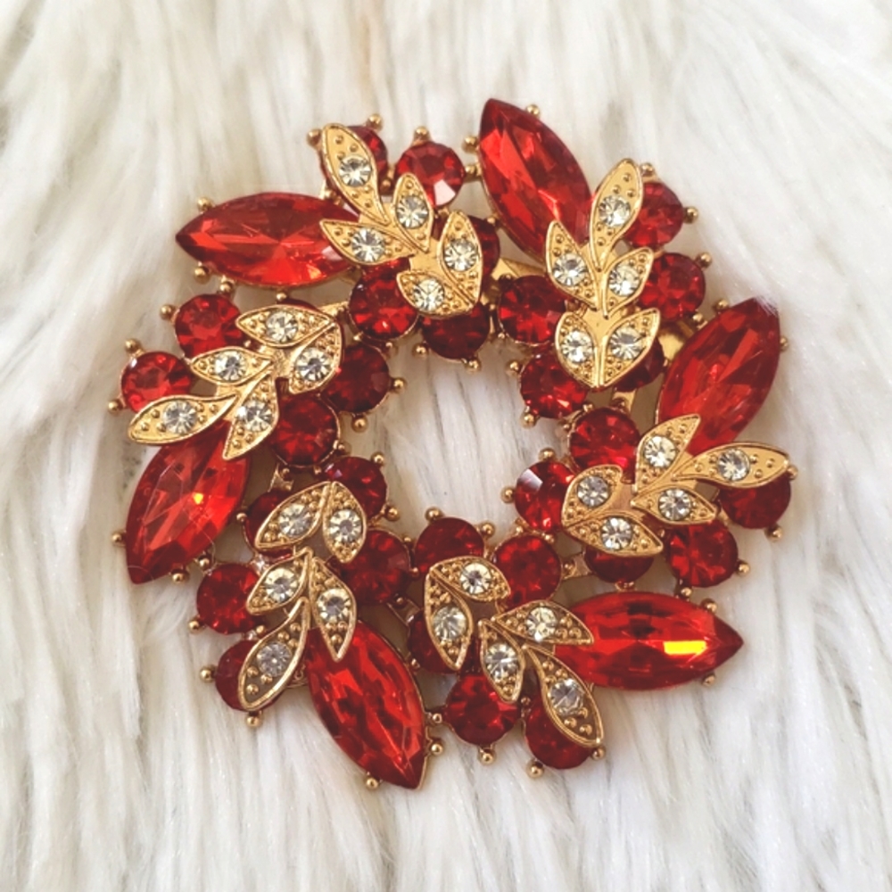 Rhinestone Red Wreath Brooch Pin Gold To… - Picture 2 of 7